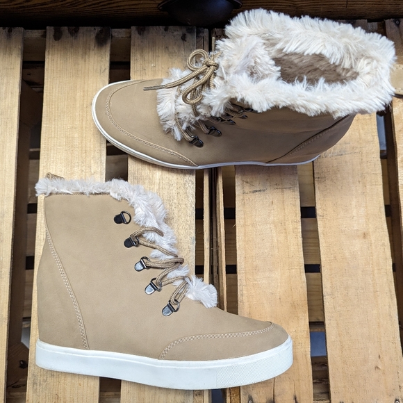 Trash Ankle Boots Tan women Faux fur size 11 Warm Invisible Wedge Lace Excellent - Picture 1 of 9